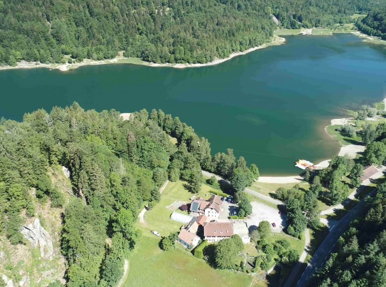 Vidéo de présentation et prises de vues aériennes au dessus de l'Auberge du Lac et Chambres d'Hôtes "La Moraine du Lac" à 68 Kruth